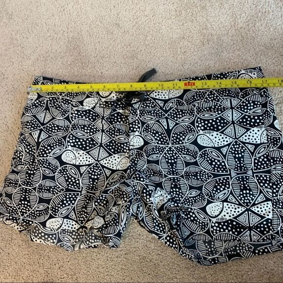 PATAGONIA Women's Black And white 100% Nylon Mid Rise Shorts Sz 8 One Poket - Picture 4 of 7